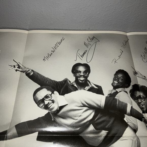 Vinyl Record Commodores Self Titled With Poster Signed Fascimile M88451 Motown - Picture 12 of 12